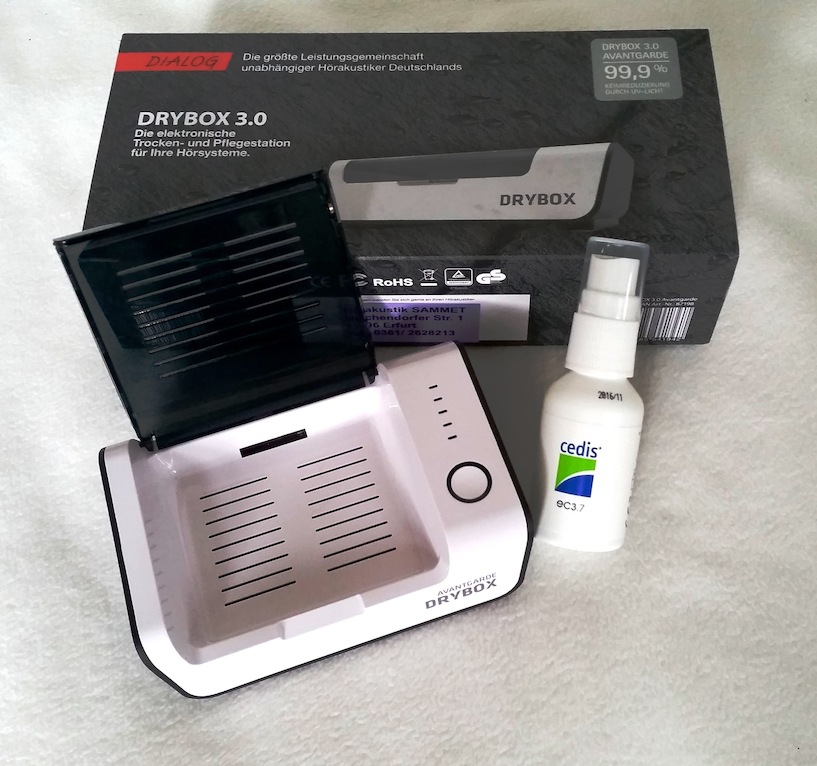 Die Avantgarde Drybox 3.0 von Audia Akustik und Reinigungsspray von Cedis. Hörgerät, Widex, Zubehör, Drybox, Reiniger, Spray, Trocknung, Pflege, der Gerät